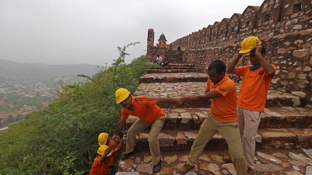 Trabalhadores participam de operação no Forte de Amber, na Índia, onde pessoas morreram atingidas por raio