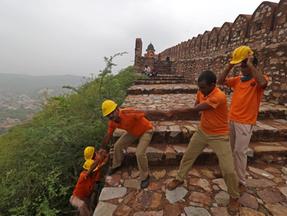 Trabalhadores participam de operação no Forte de Amber, na Índia, onde pessoas morreram atingidas por raio