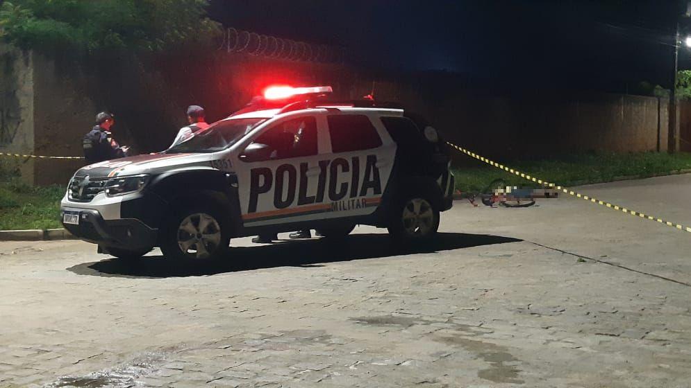 Adolescente de 17 anos foi encontrado morto, com tiros e com as mãos amarradas para trás, no Eusébio, em maio deste ano