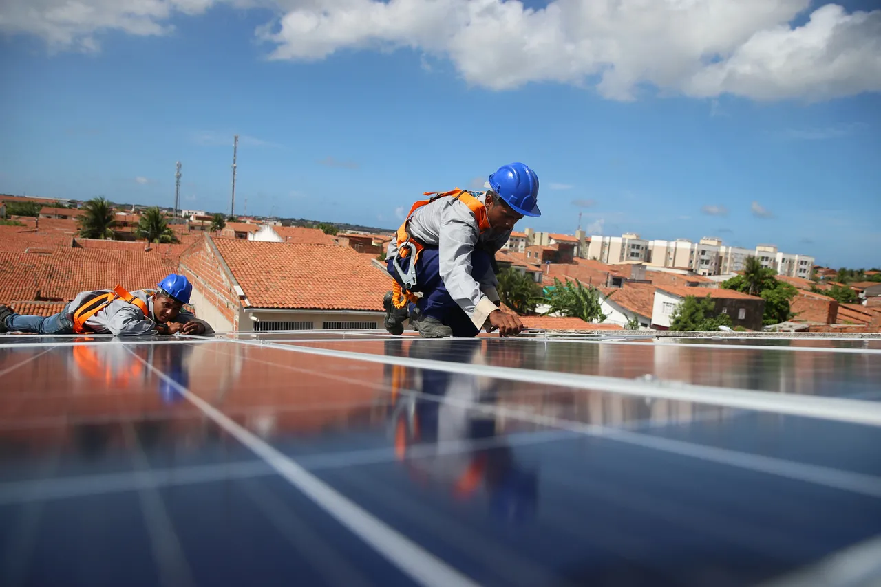 Um sistema fotovoltaico para gerar 200 kWh custa em torno de R$ 13 mil