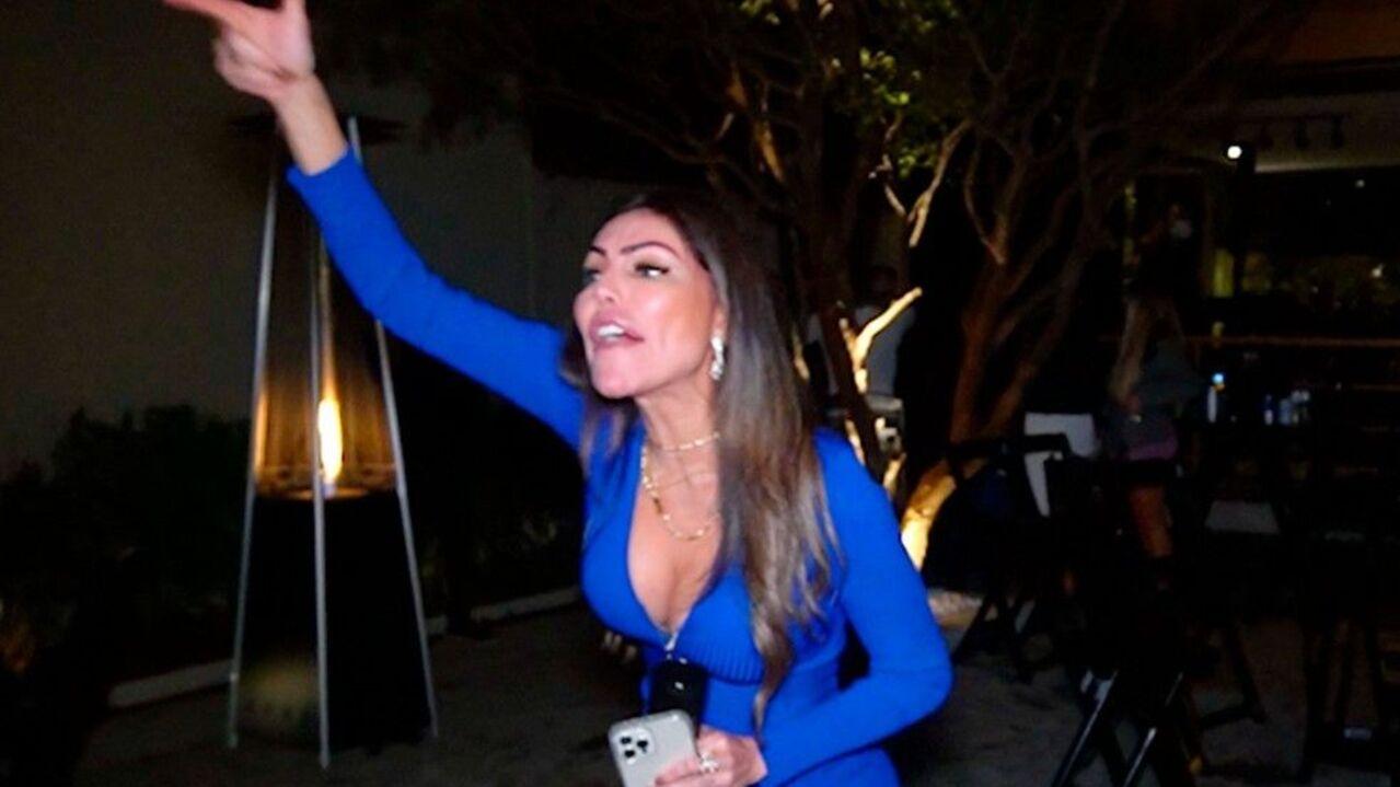 Liziane Gutierrez gritando com policiais após ser flagrada em festa clandestina