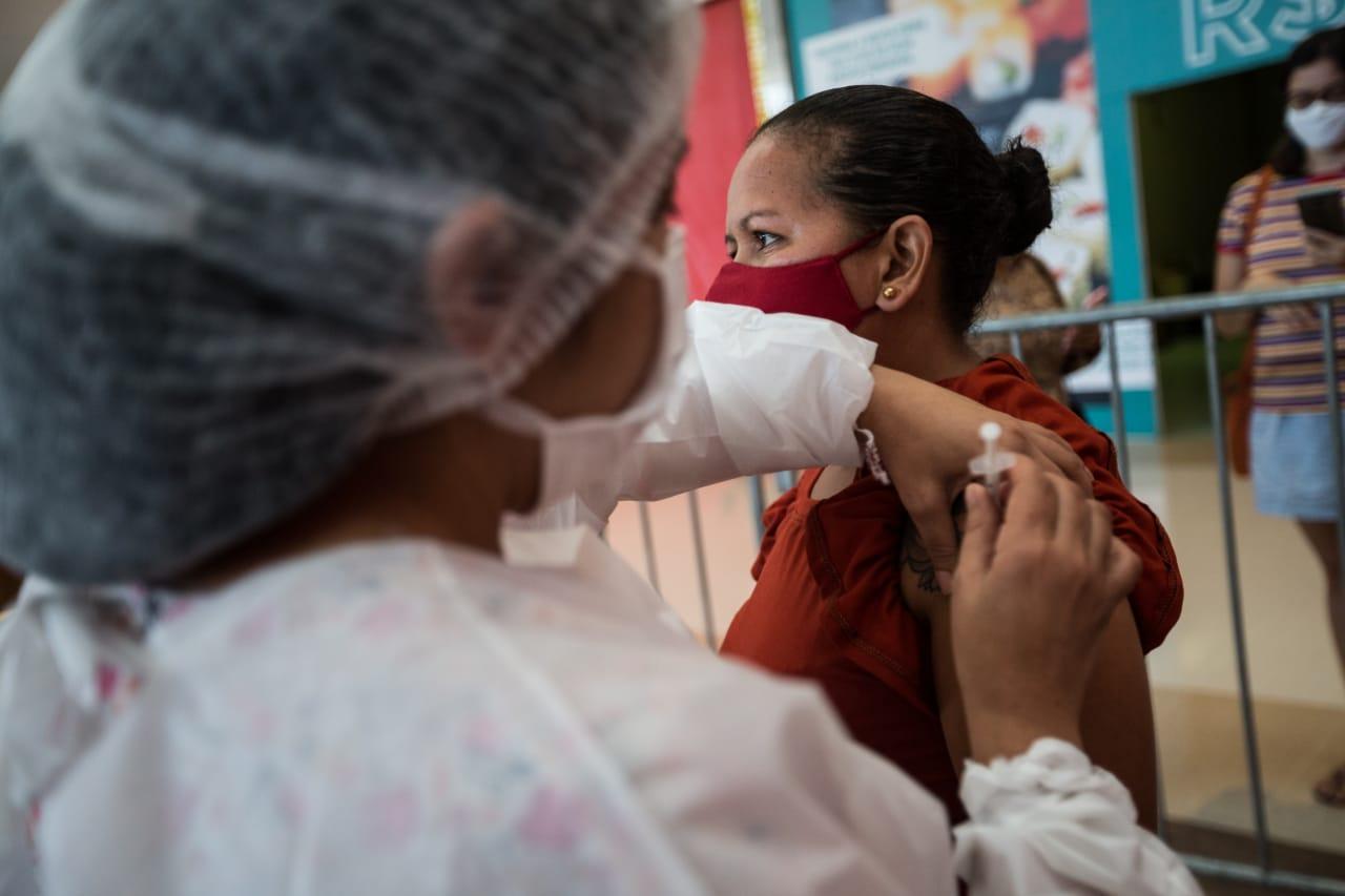 Pessoa sendo vacinada