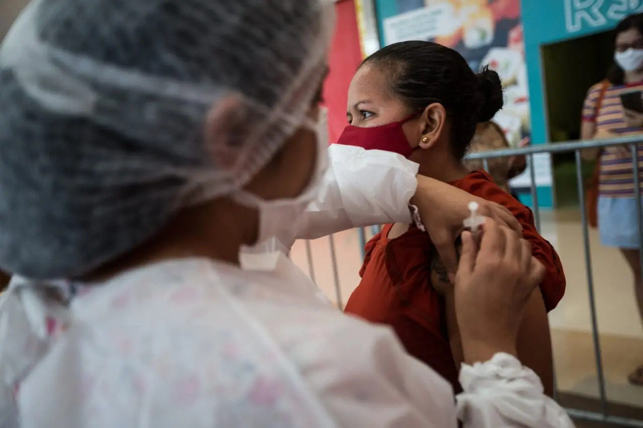 Pessoa sendo vacinada