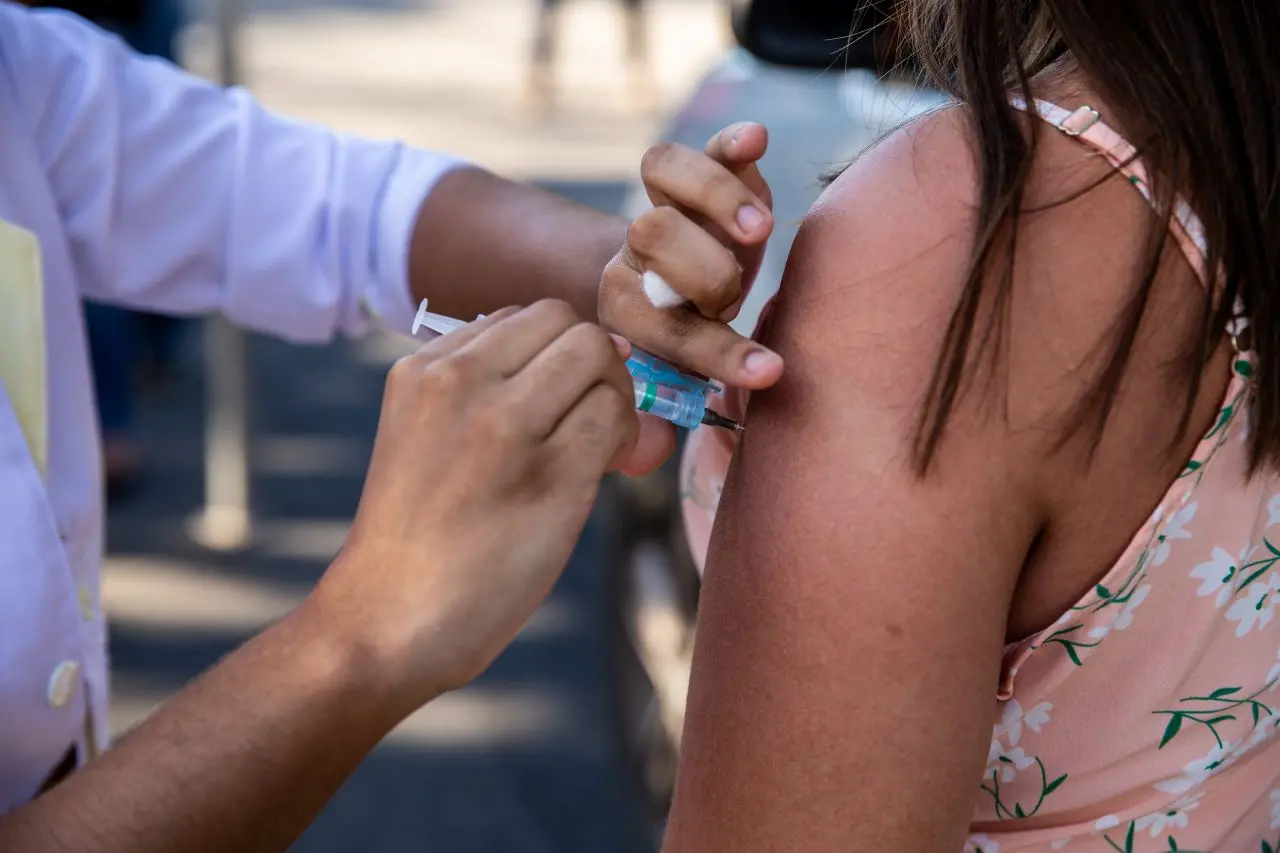 pessoa sendo vacinada