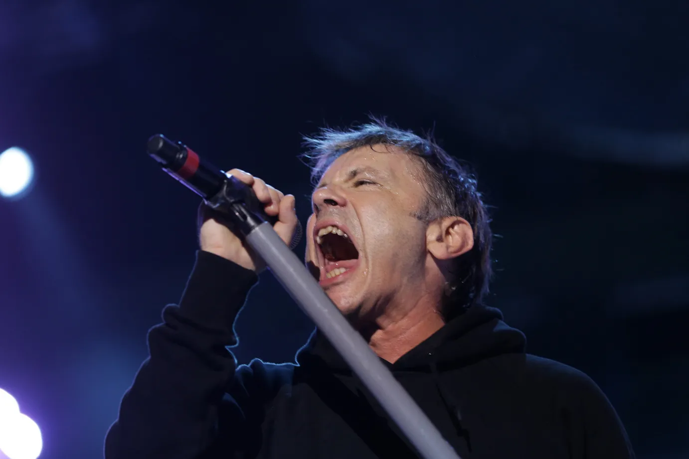 Bruce Dickinson mandando o famoso grito  