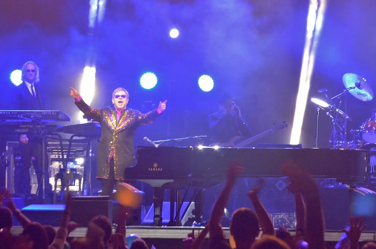 Elton: carisma e hits ao piano