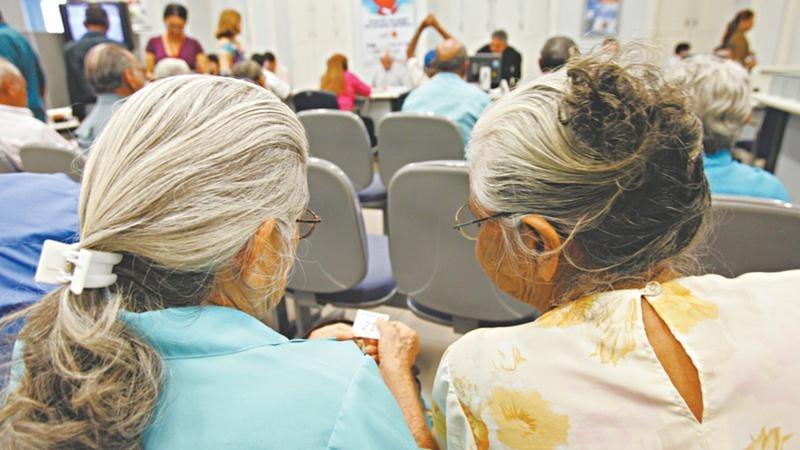 Senhoras aguardam em uma sala de espera; foto pode ser usada em textos sobre previdência social e aposentadoria