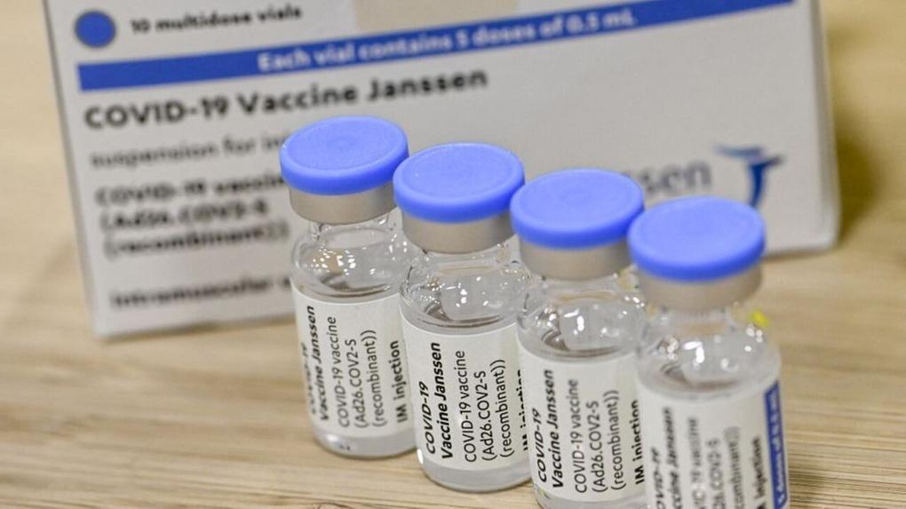 Doses de vacina da Janssen em frente à embalagem do imunizante