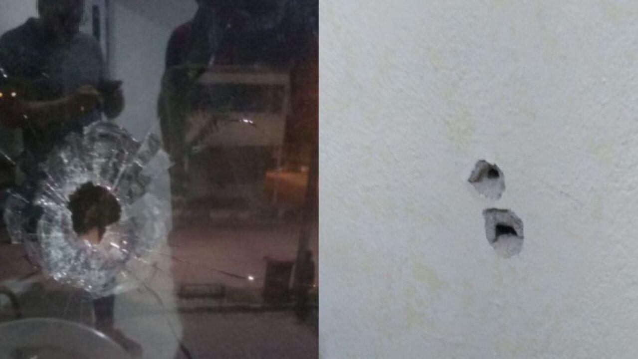 Montagem de fotos que mostra a marca de disparos de arma fogo contra uma emissora de TV em Jaguaruana