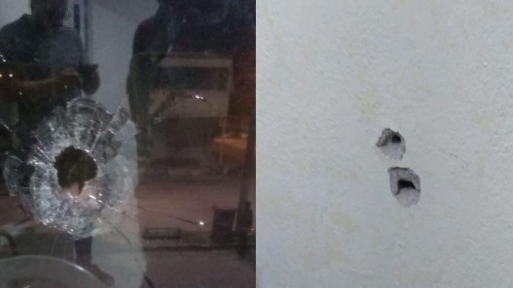 Montagem de fotos que mostra a marca de disparos de arma fogo contra uma emissora de TV em Jaguaruana
