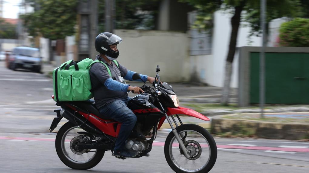 Segundo a Autarquia Municipal de Trânsito e Cidadania (AMC), motociclistas que trabalham com entregas por aplicativo foram os que mais morreram no tráfego de Fortaleza no primeiro semestre deste ano.