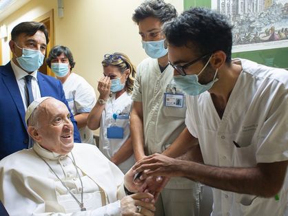 Papa chegou a interagir com pacientes durante internação