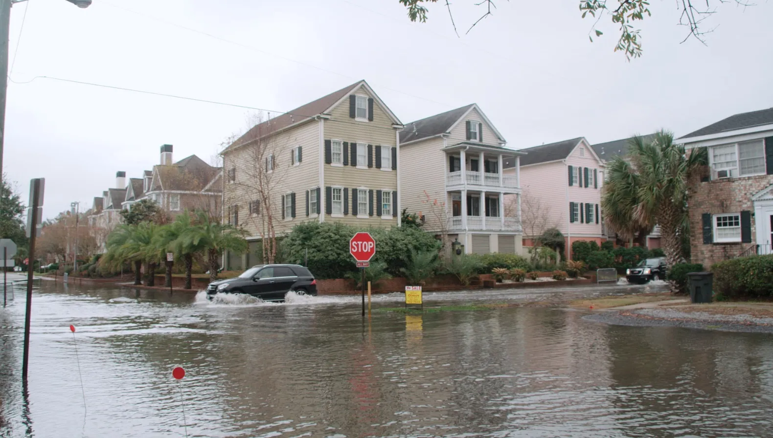 Água nas ruas durante um evento de maré alta em um dia sem tempestades em Charleston