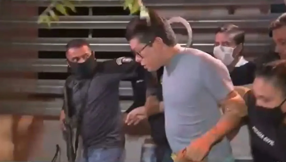 DJ Ivis chegou na Delegacia de Eusébio escoltado por policiais civis pouco antes das 18h