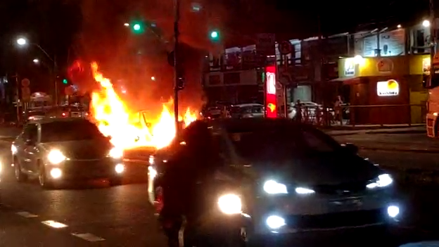 Motorista ateia fogo no próprio carro na Avenida Godofredo Maciel, no bairro Maraponga