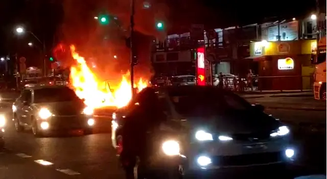 Motorista ateia fogo no próprio carro na Avenida Godofredo Maciel, no bairro Maraponga