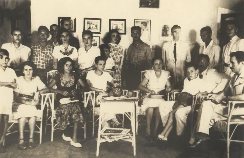 Grupo na SCAP: da esquerda para a direita - Hélio Rôla e sua mãe, Alice; em pé, de branco, Nice Firmeza; ao centro, de branco, Sérvulo Esmeraldo; e na ponta direita, Zenon Barreto