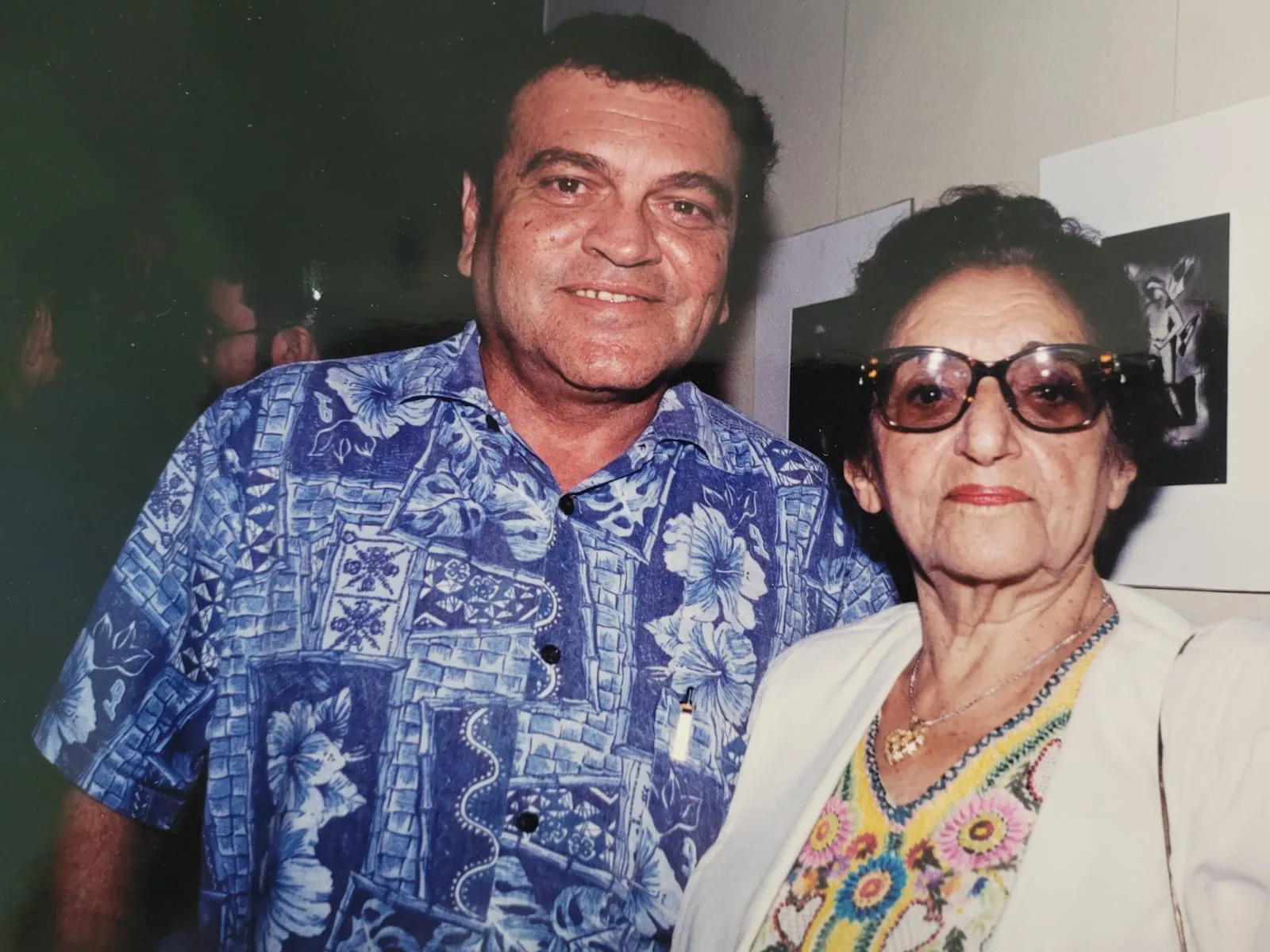 João Jorge e Nice. A artista usa uma de suas blusas bordadas