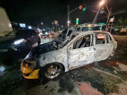 Carcaça de carro queimado pelo proprietário da Avenida Godofredo Maciel em Fortaleza
