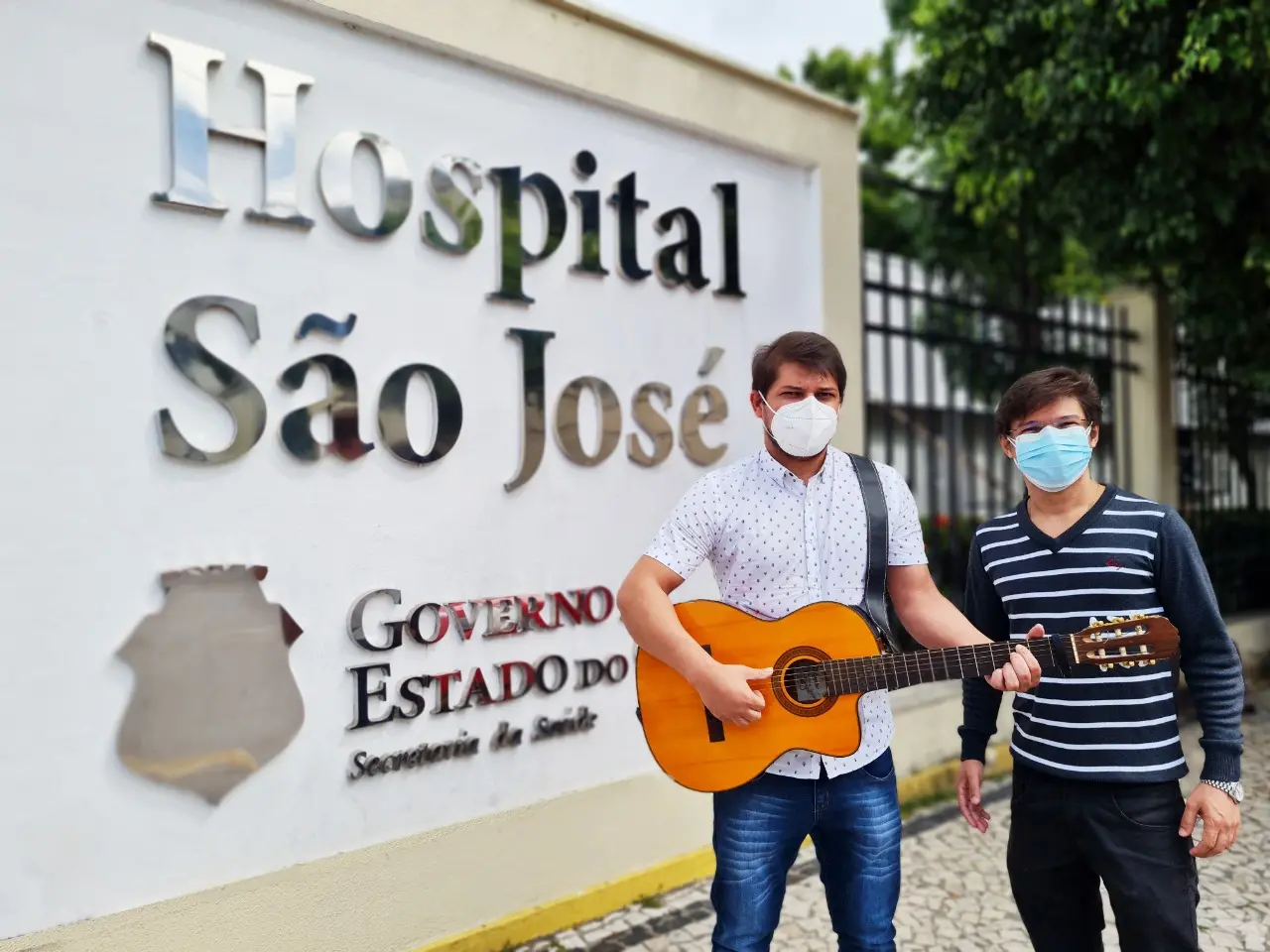 Heverson e Helder Oliveira são irmãos. Eles foram ao Hospital São José cantar em agradecimento ao tratamento recebido por Heverson quando enfrentou a Covid-19.