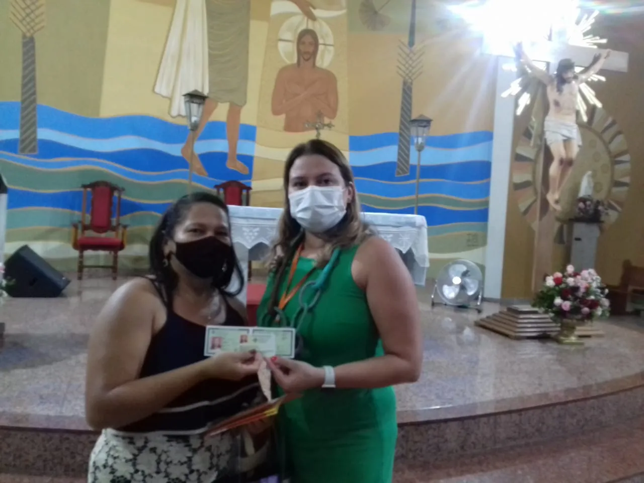 Maria José recebe a carteirinha do artesão