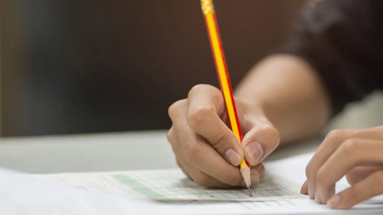 Candidato fazendo prova