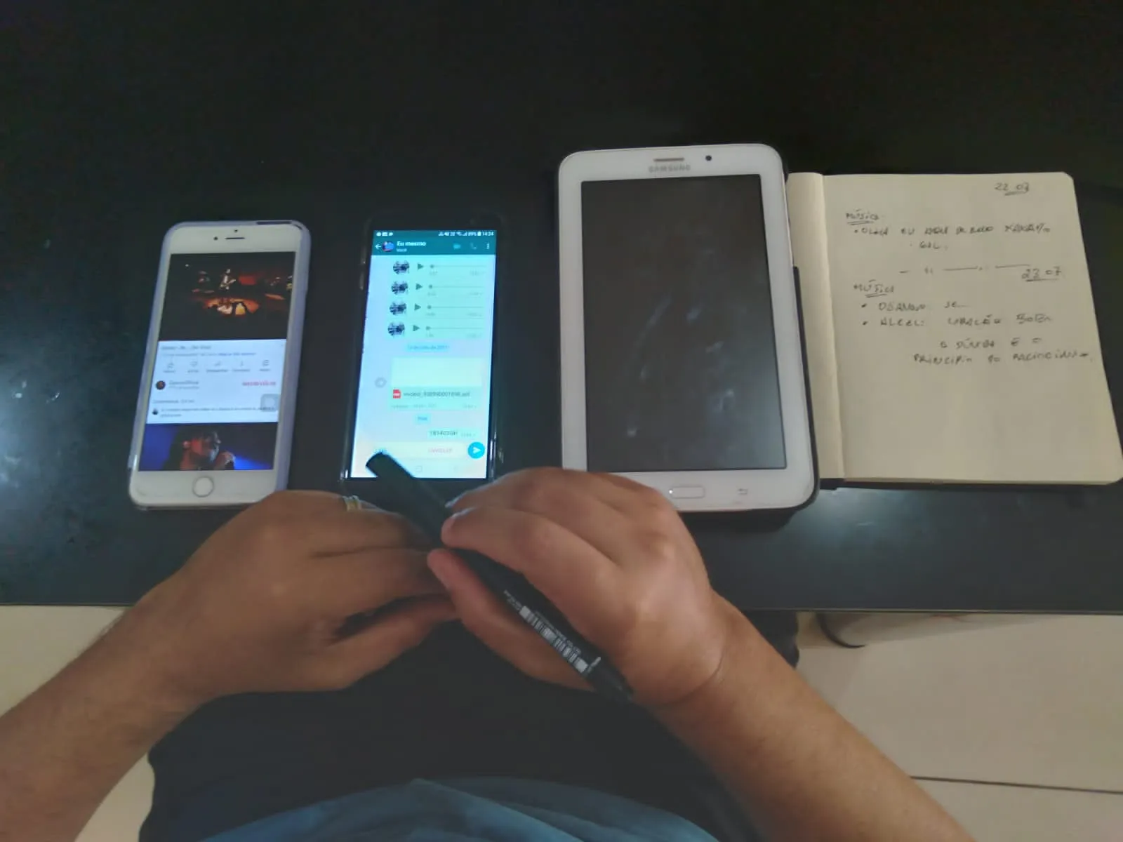 Os áudio são gravados de maneira simples. Enquanto um celular é destinado para a gravação, outros dois ficam a postos para Octavianus incluir a música.
