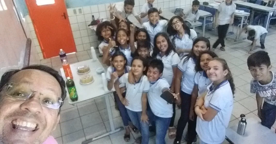 Na visão do aluno de Octavianus, Leonardo, o professor sempre dá aulas da maneira animadas e alegre, mesmo durante a pandemia. (Foto de 2019, antes da Covid-19).
