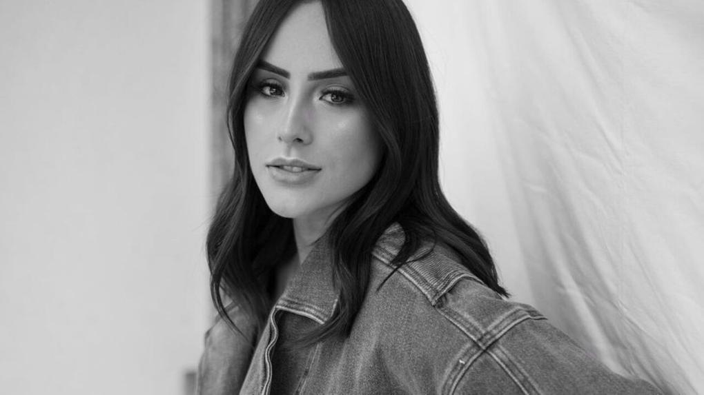 Modelo e influencer Júlia Hennessy em foto em preto e branco