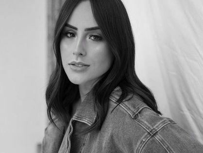 Modelo e influencer Júlia Hennessy em foto em preto e branco
