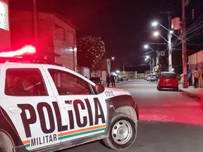 Homem é morto a tiros na frente de casa na presença da esposa e do filho no Bom Jardim, em Fortaleza