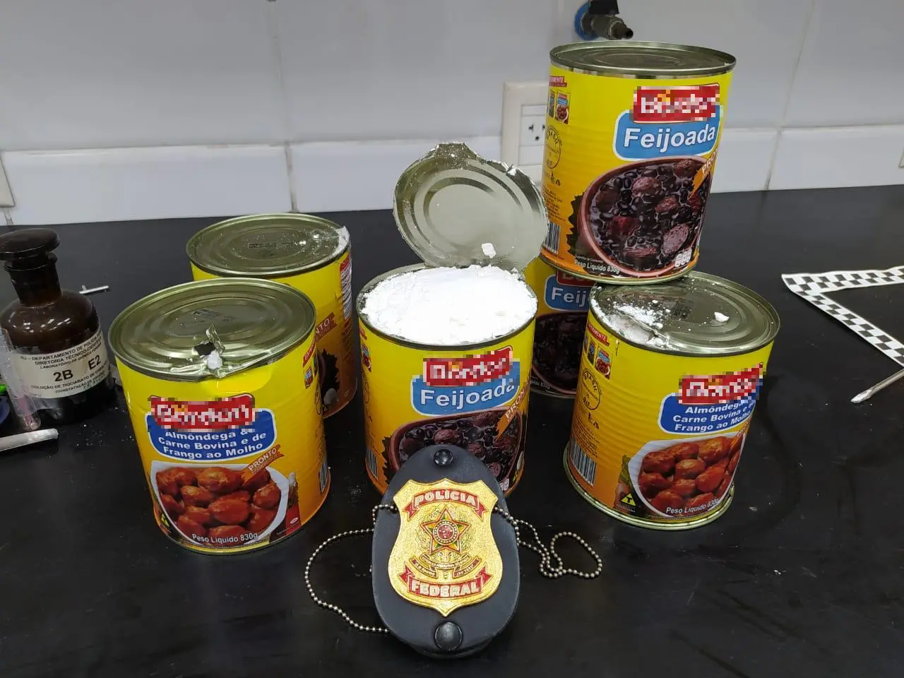 Cocaína estava escondida em latas de alimentos em conserva