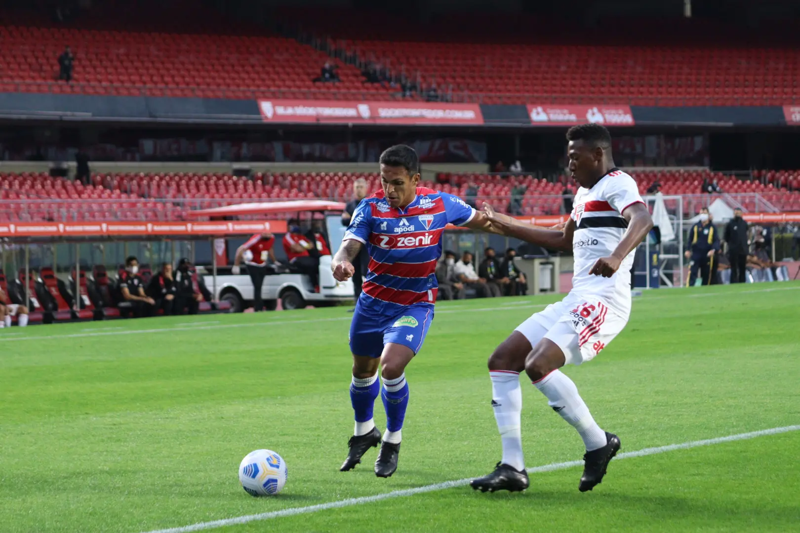 Atletas de Fortaleza x São Paulo disputam bola