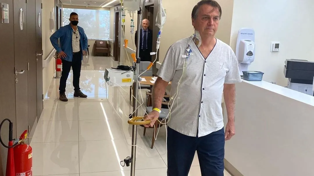 Bolsonaro estava internado desde a última quarta-feira (14) com um quadro de obstrução intestinal