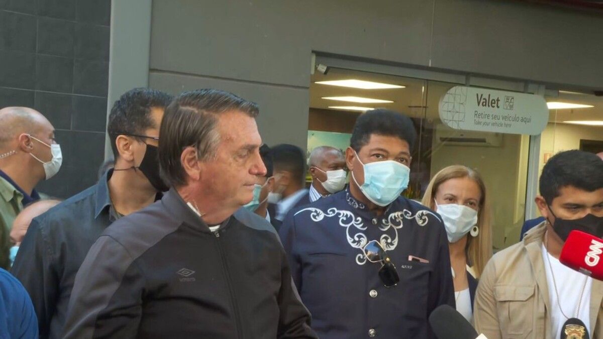 Bolsonaro deixando hospital após alta