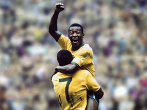 Pelé comemora gol com braço apontado para o alto