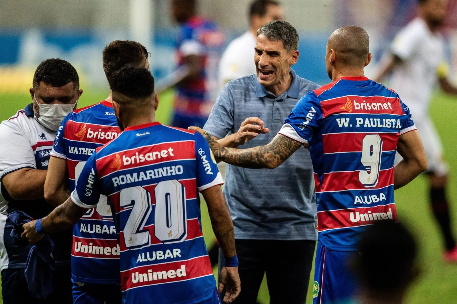 Técnico do Fortaleza, Juan Pablo Vojvoda fala com jogadores
