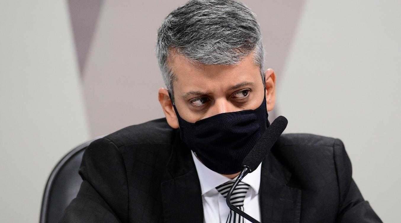 Roberto Dias usando máscara em depoimento à CPI da Covid