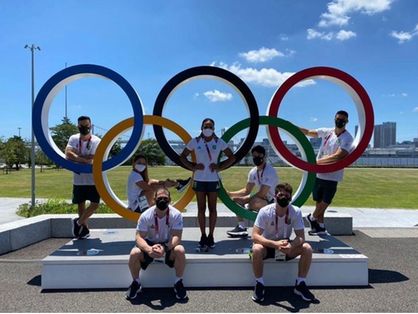 Atletas da Ginástica Artística nos icônicos aros olímpicos