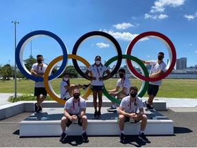 Atletas da Ginástica Artística nos icônicos aros olímpicos