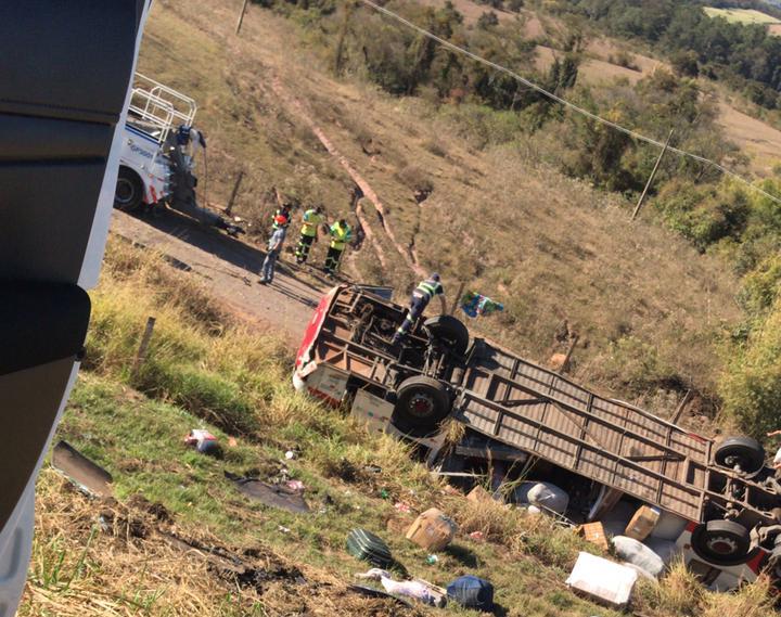 Malas de passageiros ficaram espalhadas por área onde o ônibus caiu