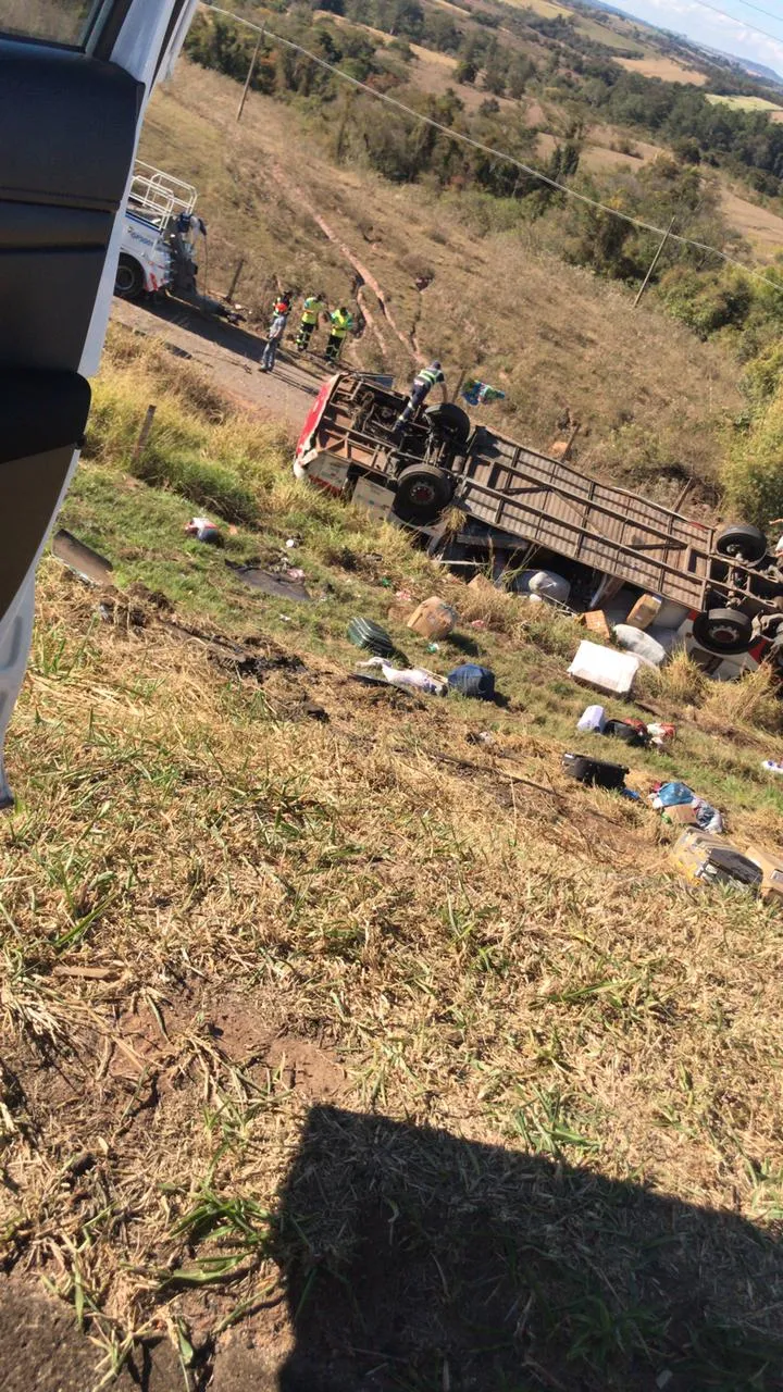 Malas de passageiros ficaram espalhadas por área onde o ônibus caiu