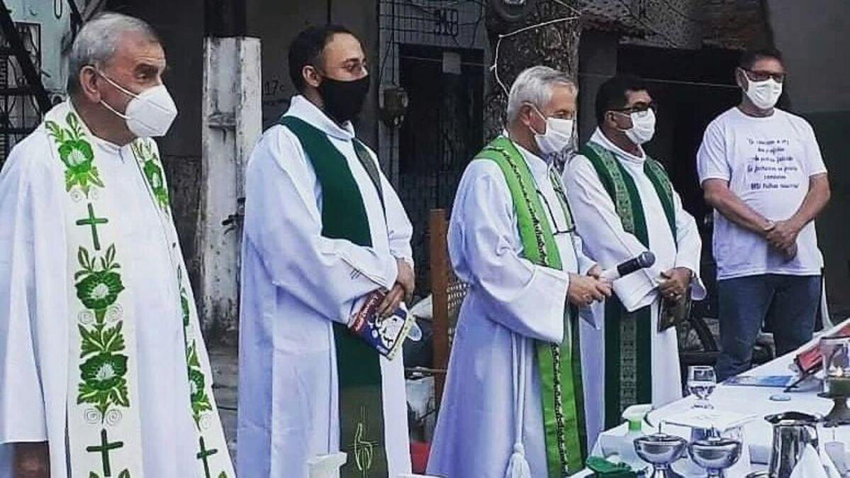 Padre Lino Allegri durante missa