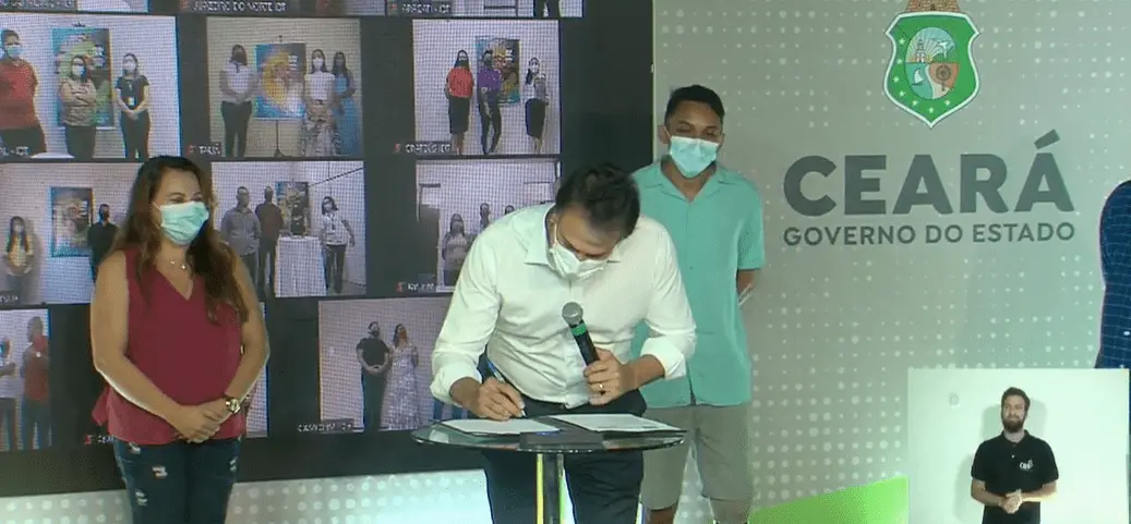 Camilo Santana assinando contrato de cessão de crédito do Ceará Credi