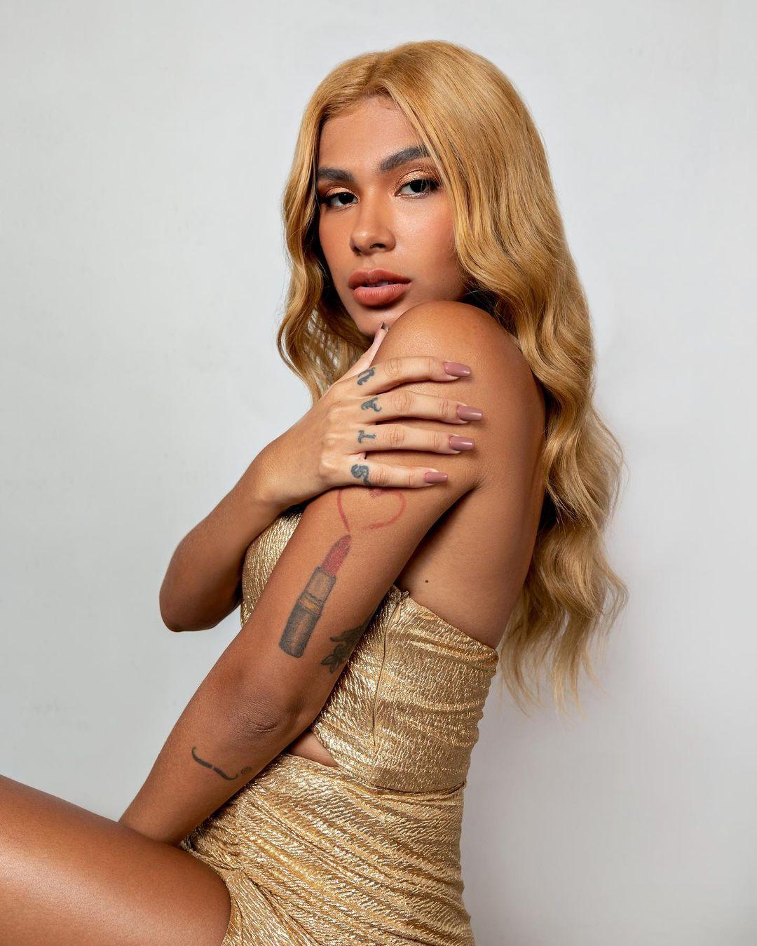 Pocah loira com mão no ombro