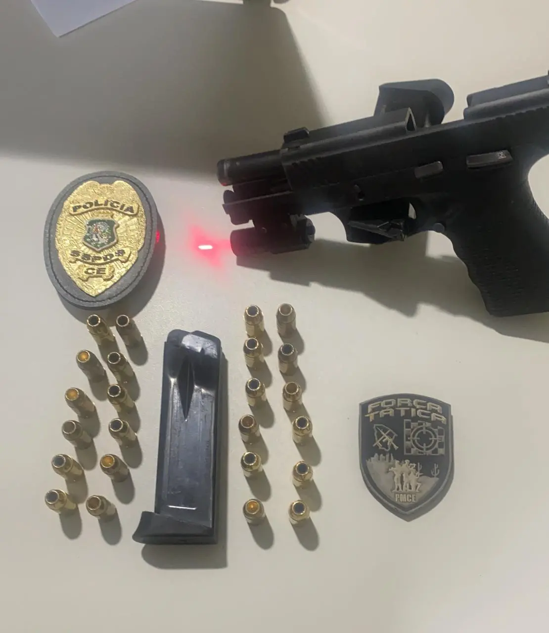 Policiais militares apreenderam, com o suspeito, uma arma de fogo adaptada com laser, carregadores e munições