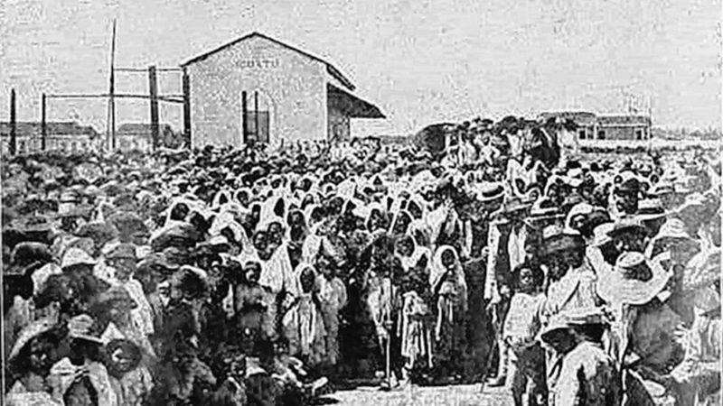 Flagelados de 1877, em Iguatu, à espera de trem para Fortaleza Foto: Livro 