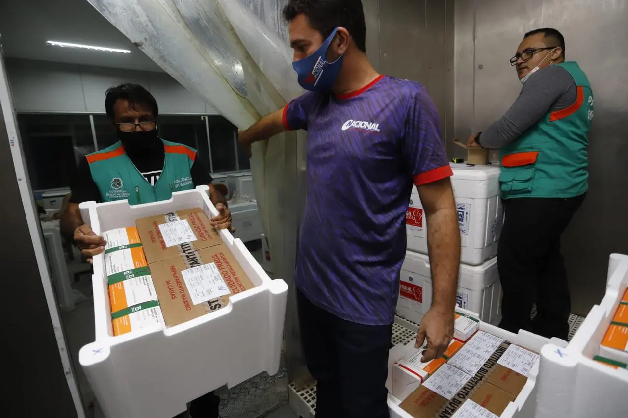 caixa com vacinas contra a covid-19