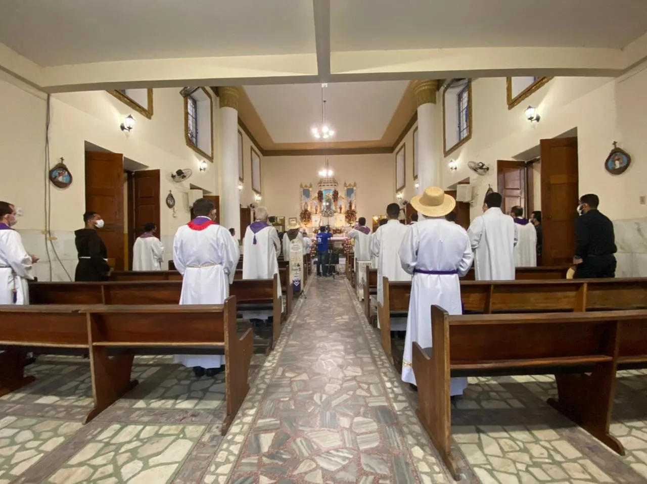 Lá dentro da Capela, apenas os padres puderam acompanhar a missa. Do lado de fora, os auto-falantes foram suficientes para atrair a multidão.