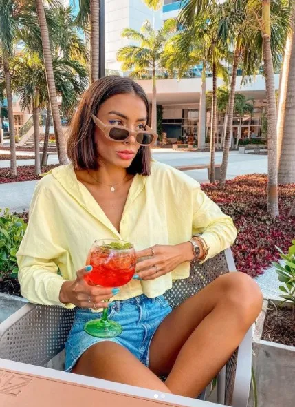 Focada em conteúdo de moda e vida saudável, a influenciadora já registra mais de 90,5 mil seguidores no Instagram